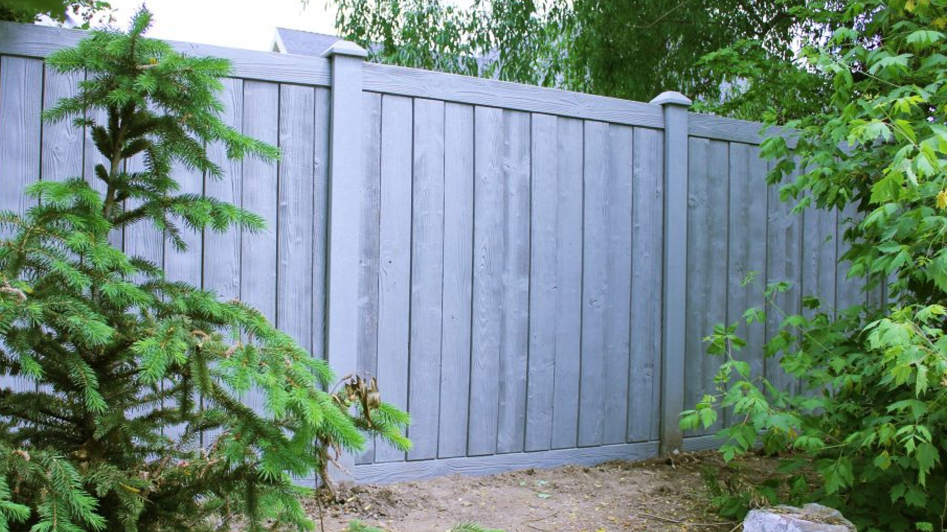 Simulated Wood Molded Fence